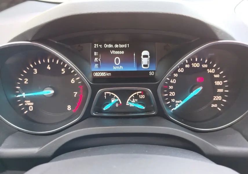 Tableau de bord du Ford Kuga gris clair 2019, affichant vitesse à 0 km/h et compte-tours au ralenti.