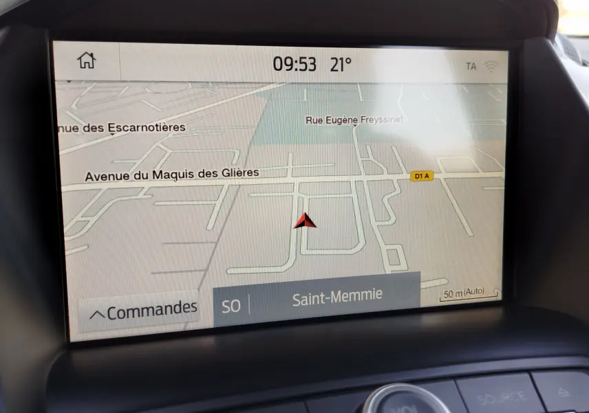 Écran de navigation GPS affichant une carte avec itinéraire, dans un Ford Kuga gris clair de 2019.