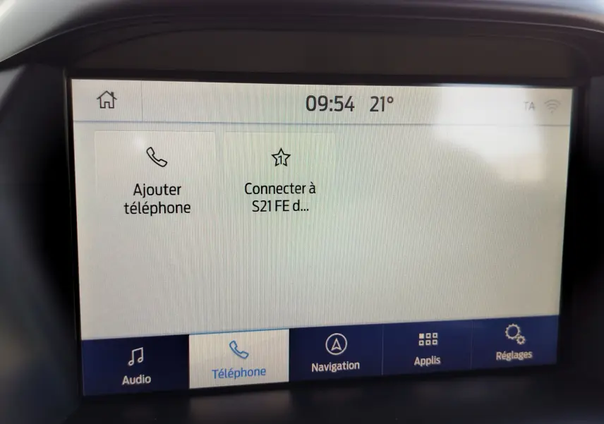 Écran tactile intérieur du Ford Kuga gris clair 2019 affichant le menu téléphone avec options de connexion.