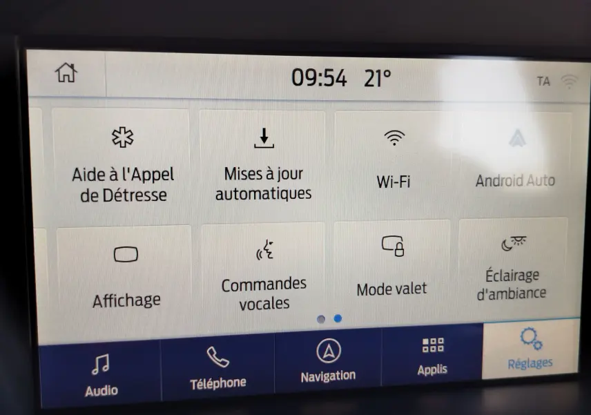 Écran tactile du système multimédia Ford Kuga 2019 affichant les réglages et options connectées.