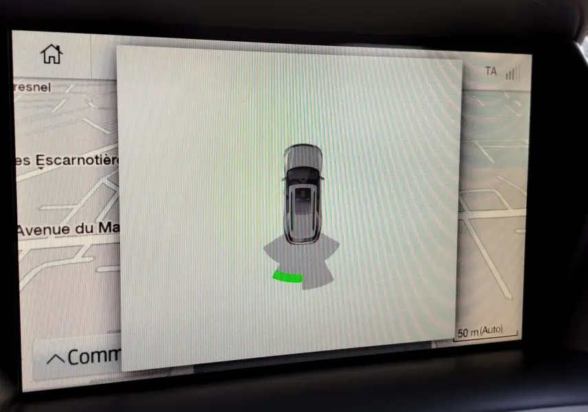 Affichage intérieur du système d'aide au stationnement du Ford Kuga gris clair, vue du dessus du véhicule avec capteurs actifs à l'arrière.