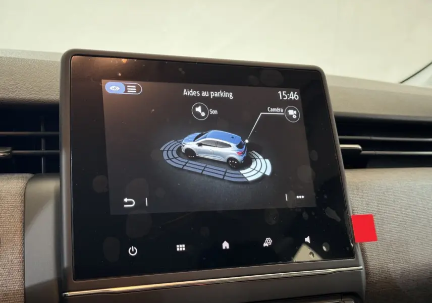 Écran tactile intérieur montrant l'aide au parking d'une Renault Clio gris clair avec vue 3/4 côté droit.