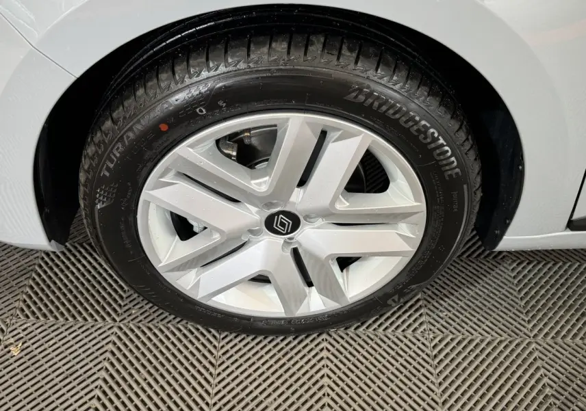 Gros plan sur la roue avant droite grise d'une Renault Clio 2025 avec jante alliage et pneu Bridgestone.