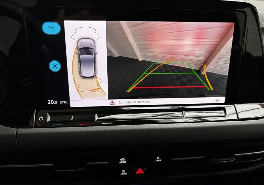 Écran tactile central affichant la caméra de recul et la vue 360° dans une Volkswagen Golf noire 2024.