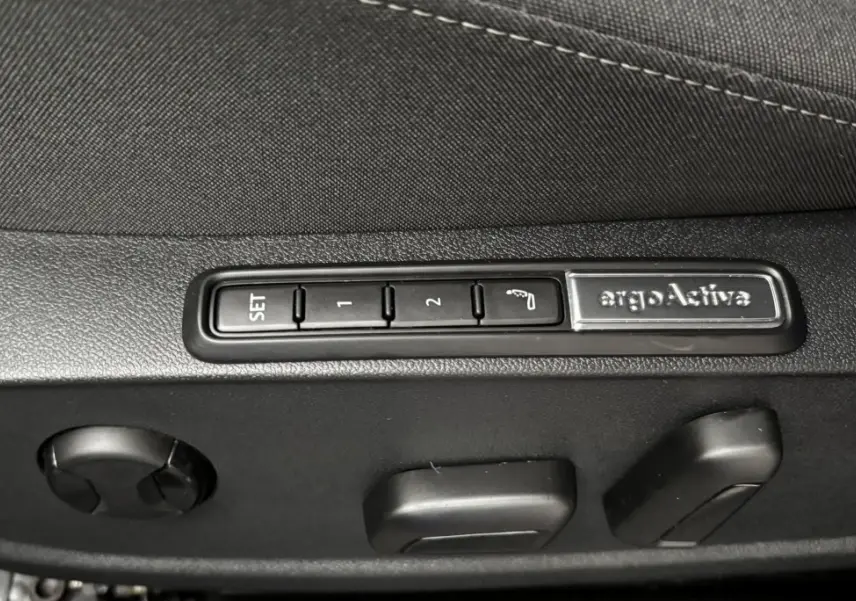 Détail des commandes de réglage de siège ergoActive noir dans une Volkswagen Golf 1.5 ETSI OPF 130 DSG7 Style 2024