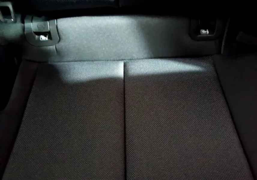 Gros plan sur la banquette arrière noire de l'Audi Q3 35 TDI 150 S tronic Business Line, tissu texturé.