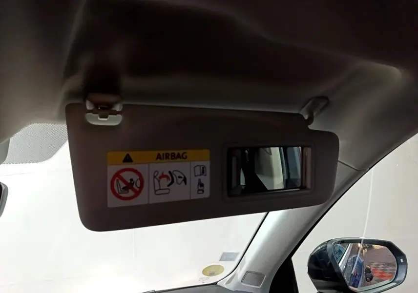 Détail du pare-soleil côté conducteur avec miroir intégré dans l'habitacle d'un Audi Q3 noir 2020.