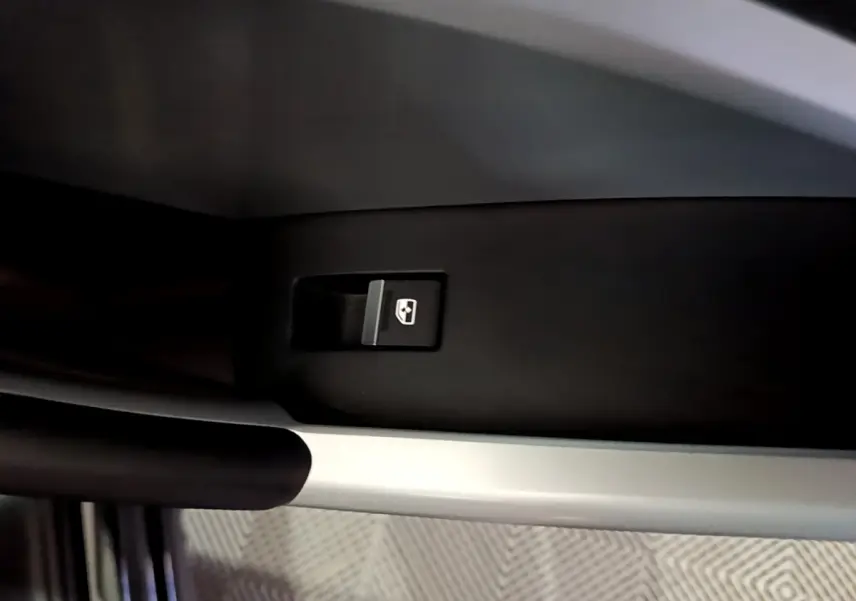Bouton de commande de lève-vitre côté gauche intérieur d'un Audi Q3 noir 2020, finition Business Line.