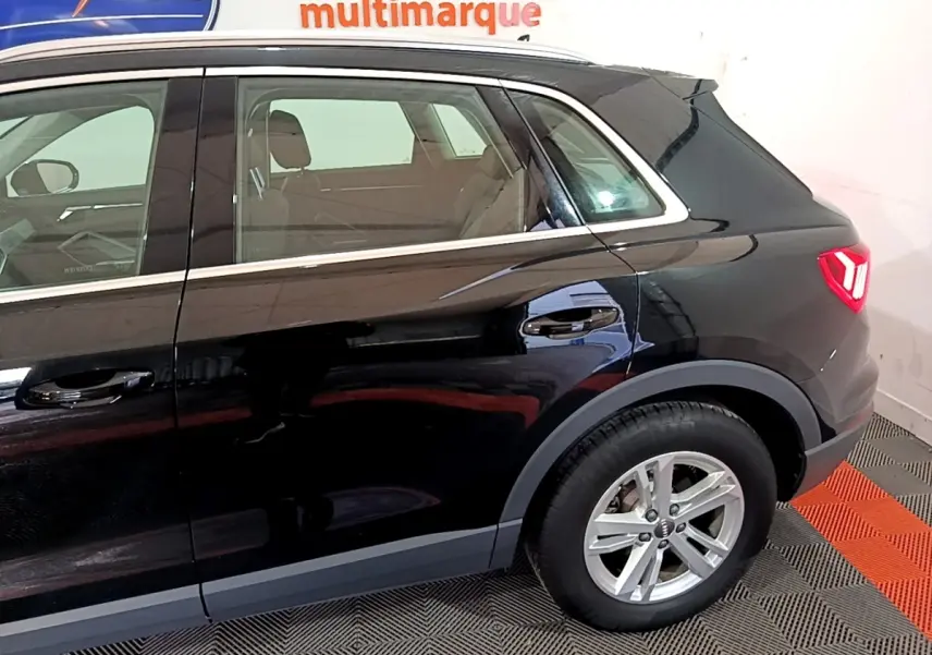 Vue latérale côté droit de l'Audi Q3 noir 35 TDI 150 S Tronic Business Line avec jante alliage et feux arrière LED.