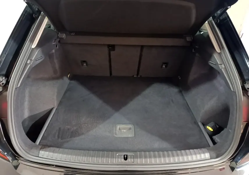 Coffre ouvert vu de l'arrière d'un Audi Q3 noir 2020, montrant un espace de chargement propre et spacieux.