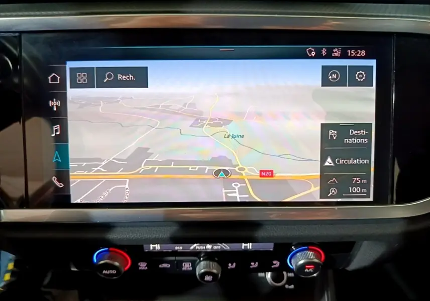 Écran tactile central affichant la navigation GPS dans l'Audi Q3 35 TDI Business Line noire, vue intérieure frontale.