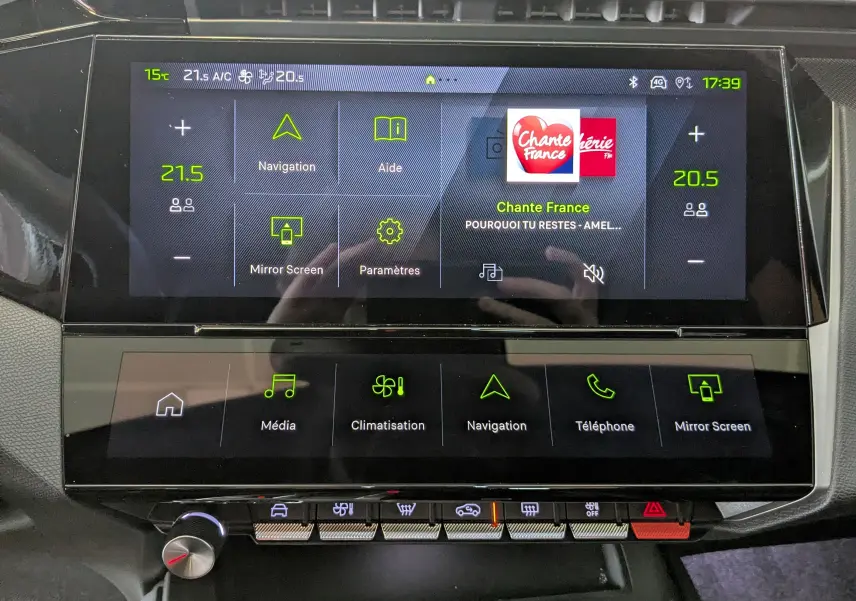 Vue rapprochée de l’écran tactile central du Peugeot 408 Hybrid 145 e-DCS6 GT, affichant la navigation et la climatisation.