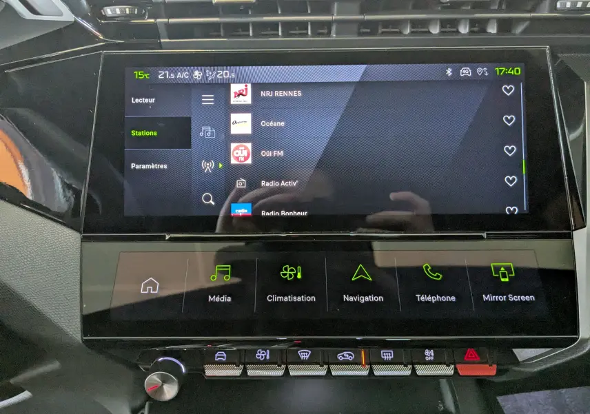 Écran tactile central du tableau de bord de la Peugeot 408 Hybrid 145 e-DCS6 GT avec interface multimédia et commandes tactiles.