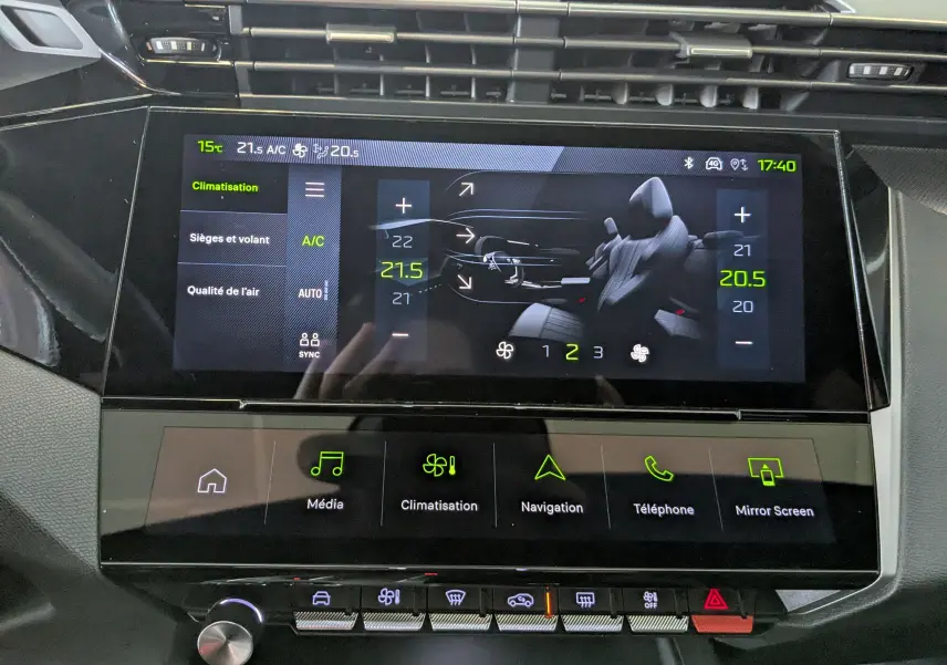 Écran tactile central du tableau de bord du Peugeot 408 Hybrid blanc, affichant les réglages de climatisation et multimédia.