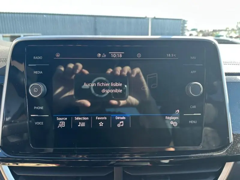 Écran tactile central du Volkswagen T-Roc 2025 noir intense nacré, vue frontale du système multimédia éteint.