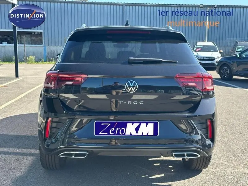 Vue arrière d'un Volkswagen T-Roc noir intense nacré avec feux LED et double sortie d'échappement chromée.
