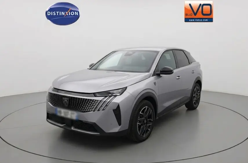 Peugeot 3008 Hybrid gris clair en 3/4 avant droit, avec jantes alliage 19 pouces et calandre distinctive noire.