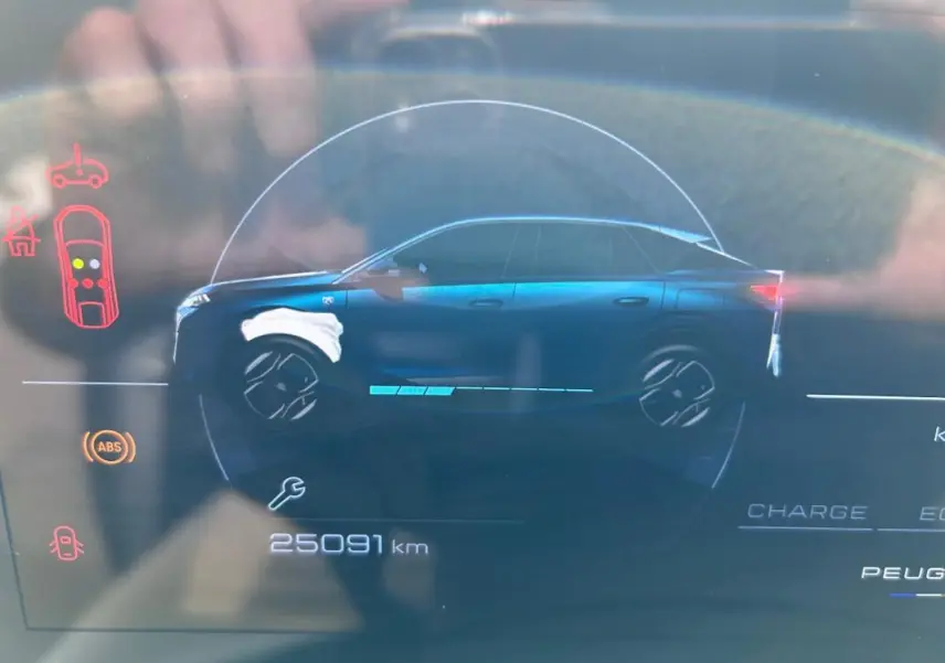 Affichage numérique du profil latéral droit bleu d’un Peugeot 3008 Hybrid 136 e-DCS6 GT avec indicateurs d’alerte et compteur kilométrique.