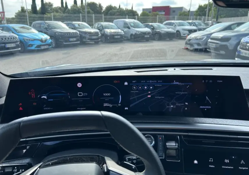 Vue intérieure du tableau de bord numérique du Peugeot 3008 Hybrid 136 e-DCS6 GT gris clair avec affichage multimédia et navigation.