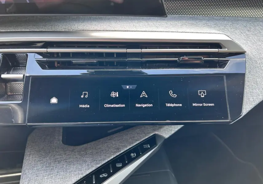 Vue rapprochée de la console centrale du Peugeot 3008 Hybrid gris clair, écran tactile et commandes climatisation.