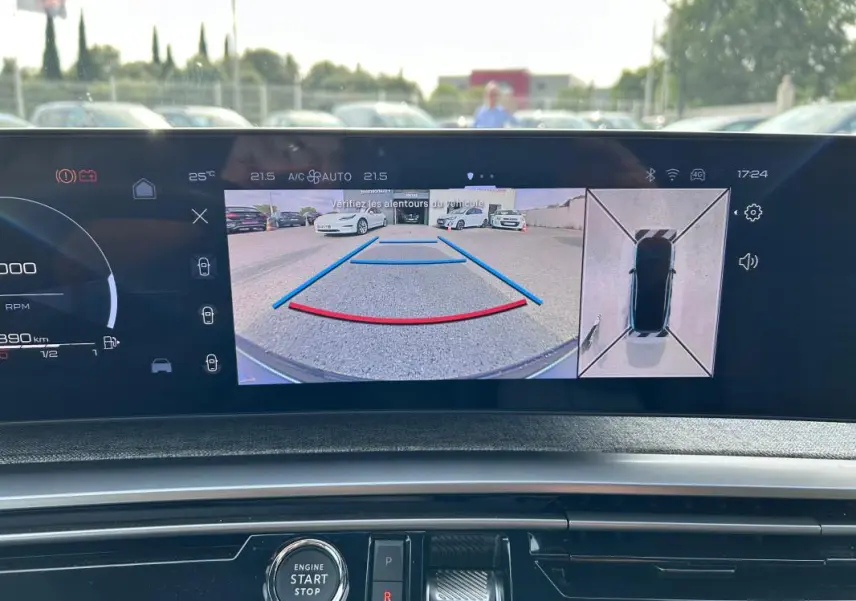 Affichage du cockpit numérique du Peugeot 3008 Hybrid 136 e-DCS6 GT 2025, montrant la caméra de recul et la vue à 360° en intérieur.