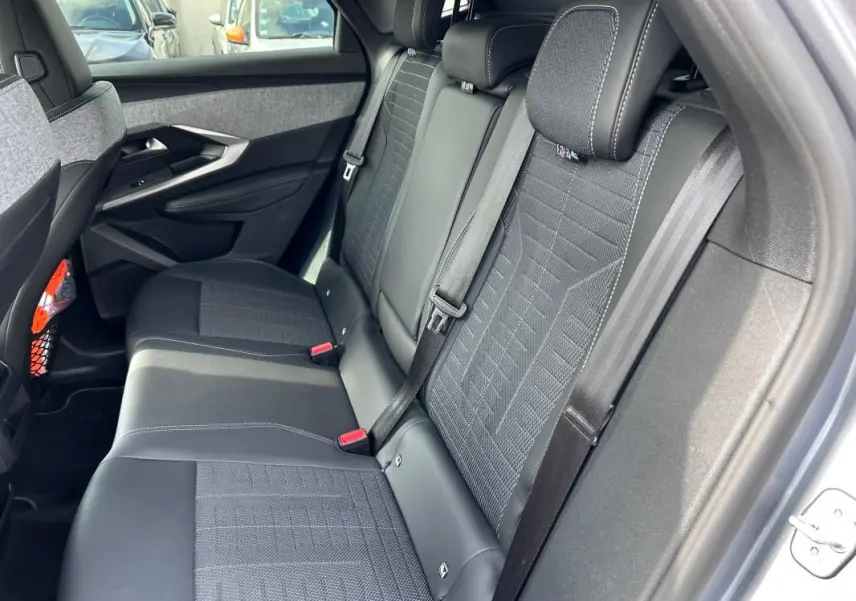 Vue intérieure côté droit des sièges arrière en tissu et cuir noir du Peugeot 3008 Hybrid 136 e-DCS6 GT gris clair.
