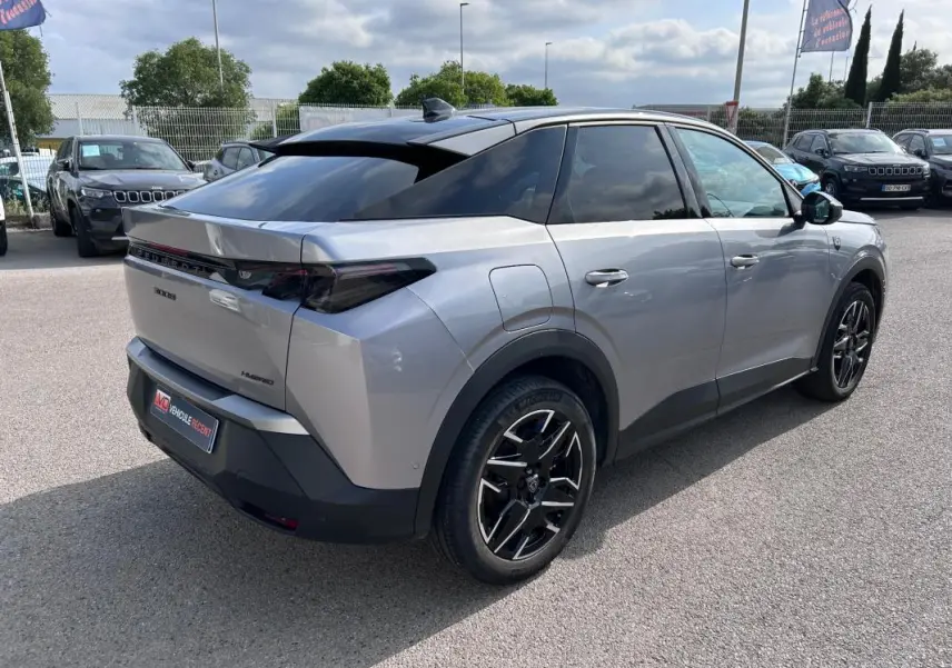 Peugeot 3008 Hybrid gris clair vue 3/4 arrière droit, avec jantes alliage noires et toit ouvrant.