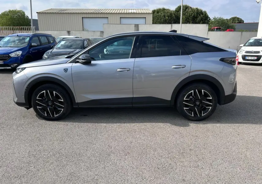 Peugeot 3008 Hybrid gris clair en vue de profil côté gauche, avec jantes alliage noires et toit noir contrasté.