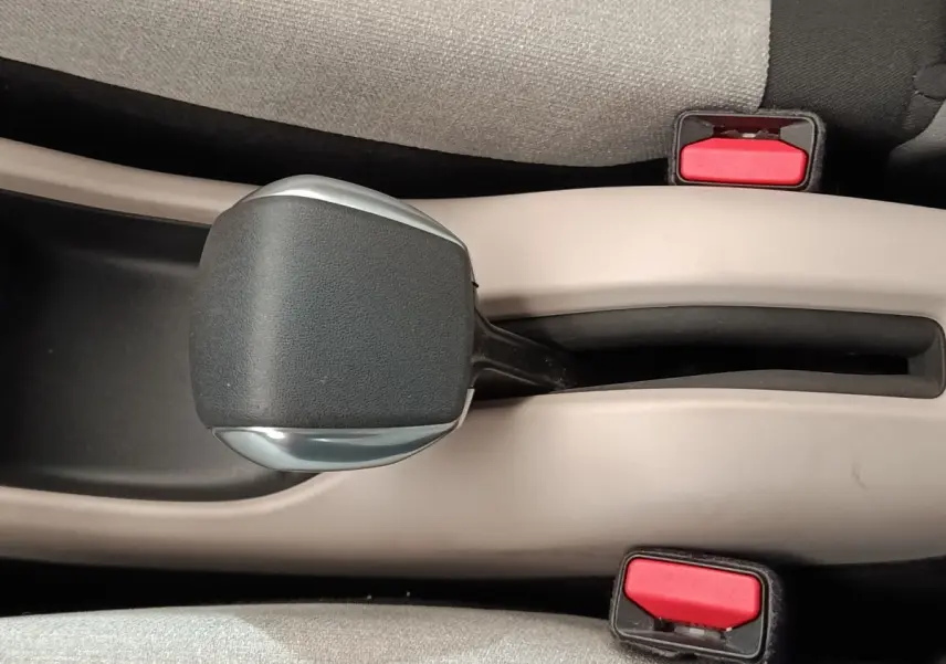 Le levier de vitesse automatique noir et argenté sur console beige intérieur Citroën C3 Aircross 2021.