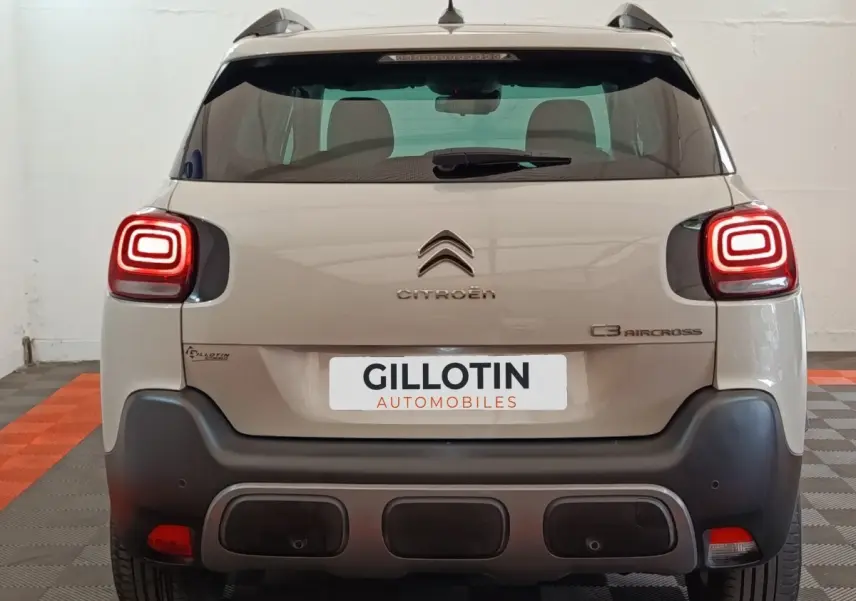 Vue arrière d'un Citroën C3 Aircross beige 2021 avec feux LED et pare-chocs noir contrasté.