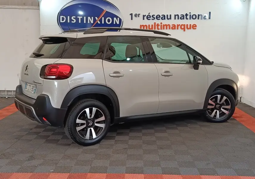 Vue de profil droit d'un Citroën C3 Aircross beige 2021 avec toit noir et jantes alliage distinctives.