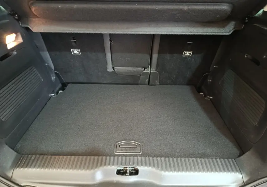 Coffre ouvert vu de face du Citroën C3 Aircross beige, montrant un espace de chargement propre et bien agencé.