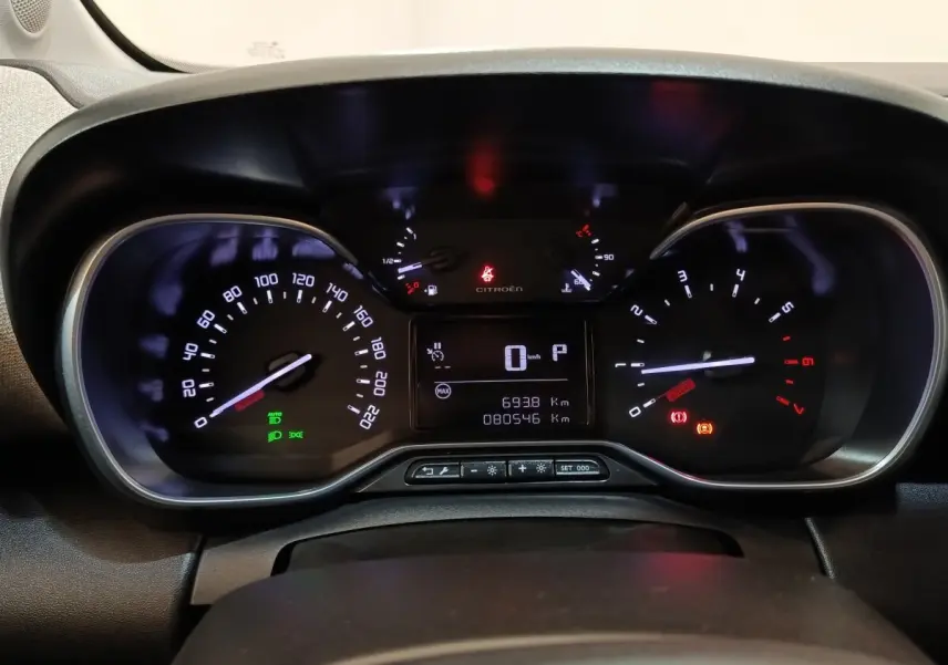 Tableau de bord éclairé de Citroën C3 Aircross 2021, affichage numérique central et compteurs analogiques blancs.