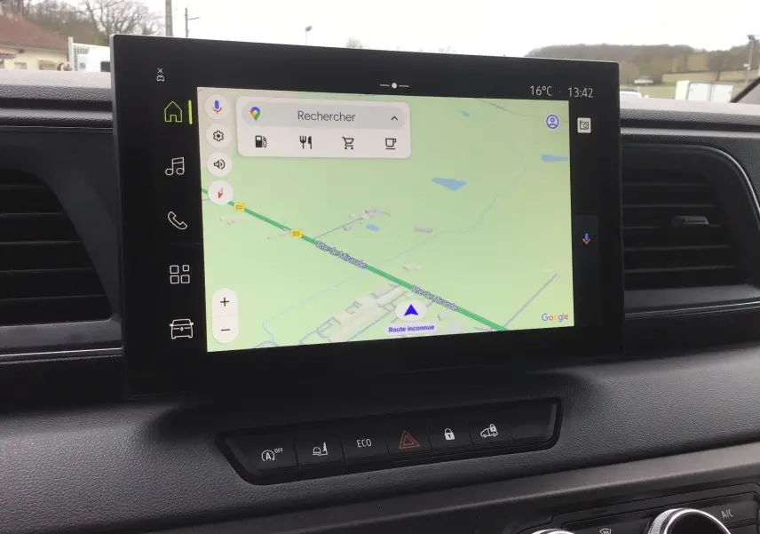 Vue rapprochée de l’écran tactile multimédia OpenR Link 10’’ avec navigation du Renault Master L2H2 blanc.