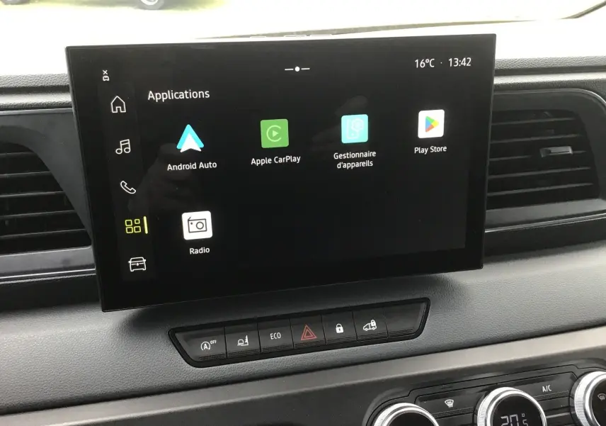 Gros plan sur l’écran tactile central du Renault Master 2026, affichant les applications Android Auto et Apple CarPlay.