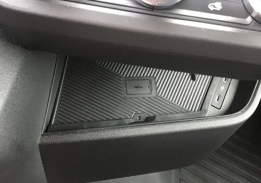 Détail de la console centrale du Renault Master L2H2 2026, montrant le chargeur smartphone à induction et ports USB.