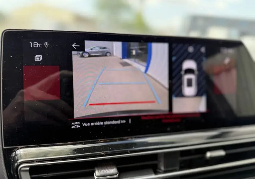 Écran tactile intérieur montrant la caméra de recul et l'affichage 360° du Citroën C5 Aircross gris platinium.