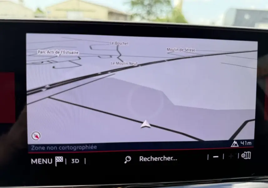 Écran de navigation intérieur du Citroën C5 Aircross 1.5 HDi 130 gris platinium, affichant une carte en mode 3D.
