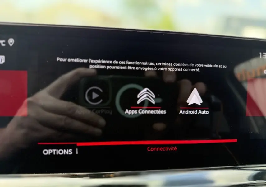 Écran tactile intérieur du Citroën C5 Aircross 2025 montrant les options de connectivité Apple CarPlay et Android Auto.