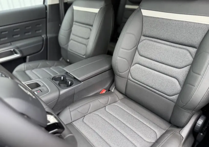 Vue intérieure rapprochée des sièges avant en tissu gris et cuir sur Citroën C5 Aircross 1.5 HDi 130 EAT8 2025.