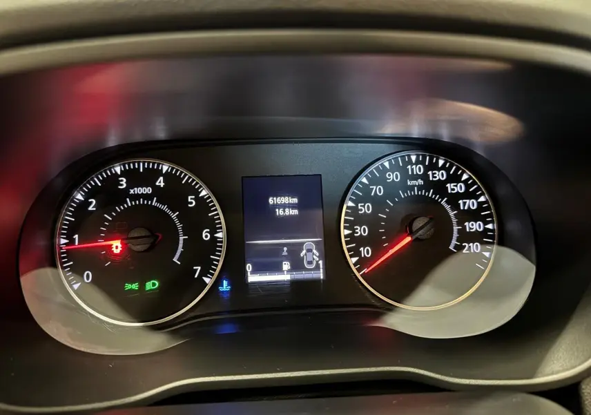 Tableau de bord du Dacia Duster 2020 avec compte-tours, compteur de vitesse et écran digital affichant 61 698 km.