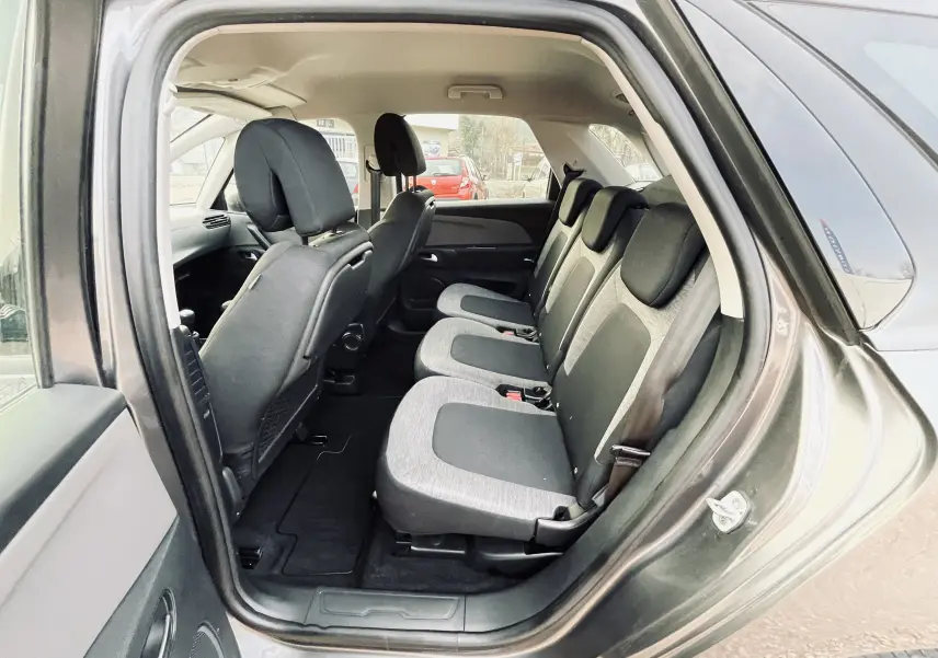 Vue intérieure côté droit des sièges arrière en tissu noir et gris du Citroën C4 Picasso gris 2018.