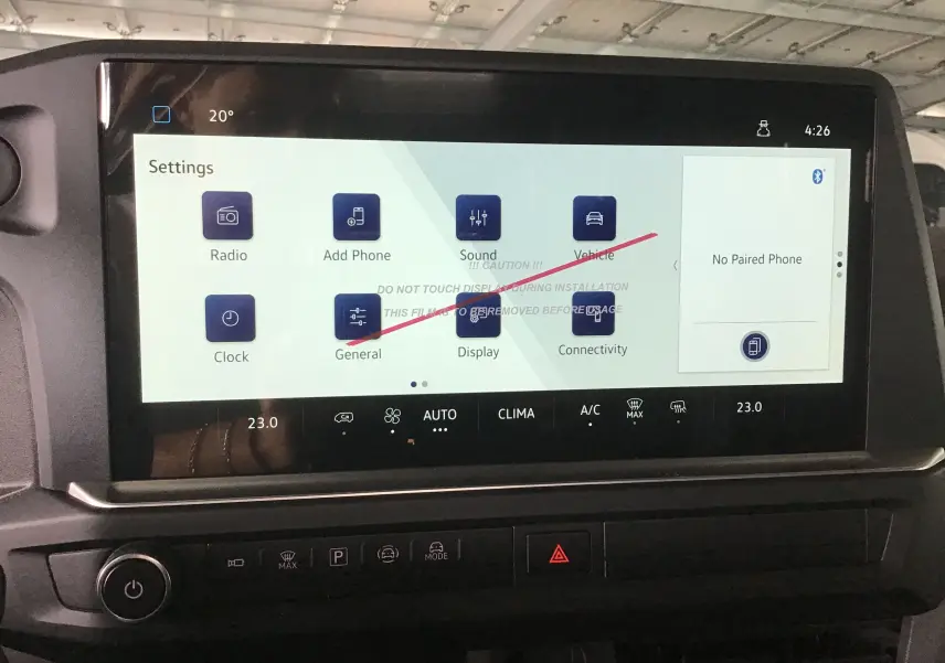 Écran tactile central du tableau de bord du Volkswagen Transporter T7 gris anthracite, affichant les réglages du système multimédia.