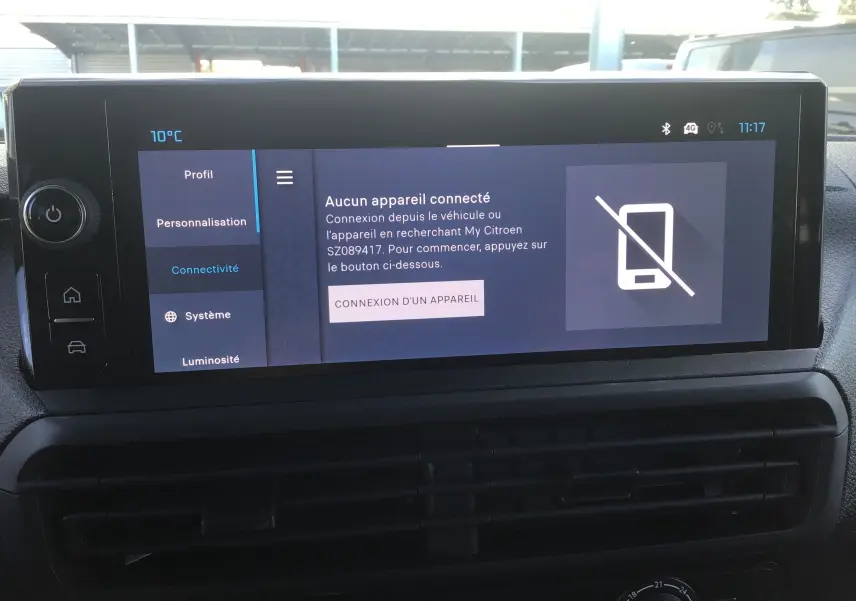 Écran tactile central du tableau de bord du Citroën Jumpy XL gris titane, affichant le menu connectivité sans appareil connecté.
