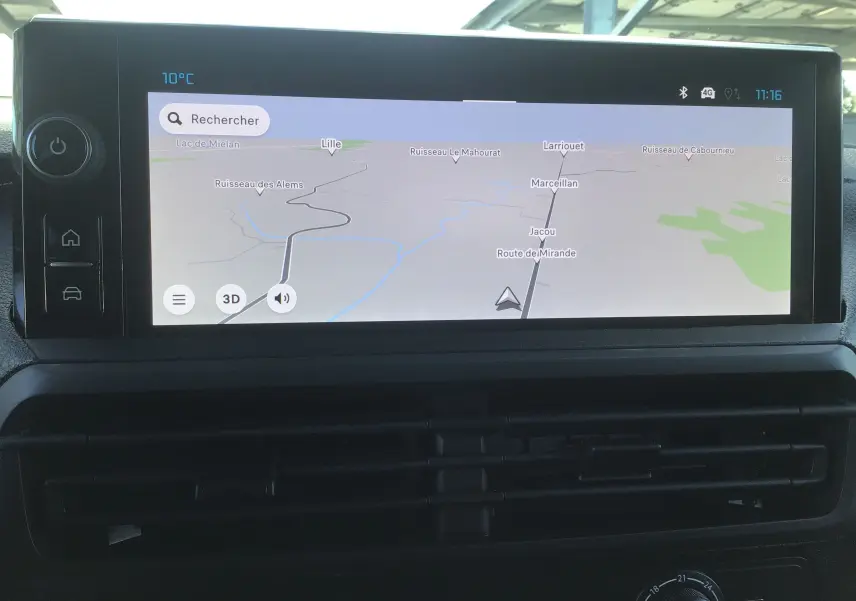 Écran tactile du système de navigation du Citroën Jumpy Cabine Approfondie gris titane, affichant une carte en intérieur.