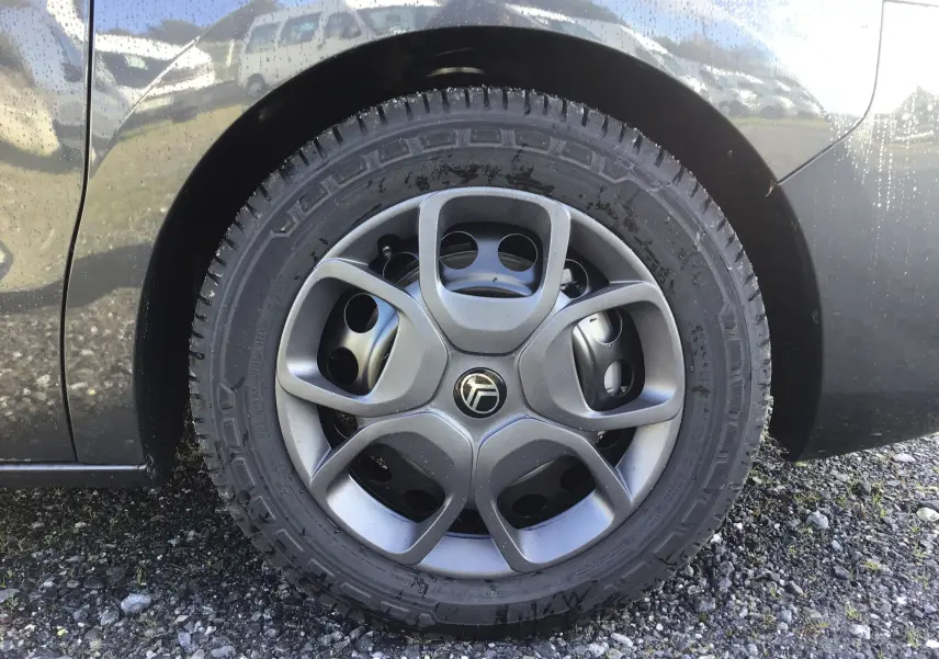 Gros plan sur la roue avant gauche gris titane du Citroën Jumpy Cabine Approfondie XL avec jante au design moderne.