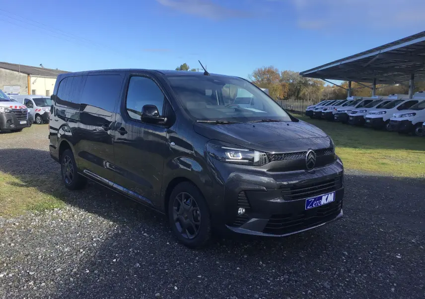 Vue 3/4 avant droit d'un Citroën Jumpy cabine approfondie gris titane avec calandre noire et jantes foncées.