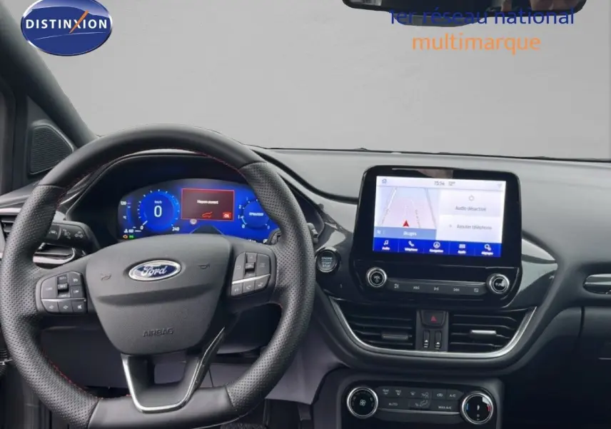 Vue intérieure avant du Ford Puma gris Magnetic Metal 2024, tableau de bord avec écran tactile et volant multifonction.