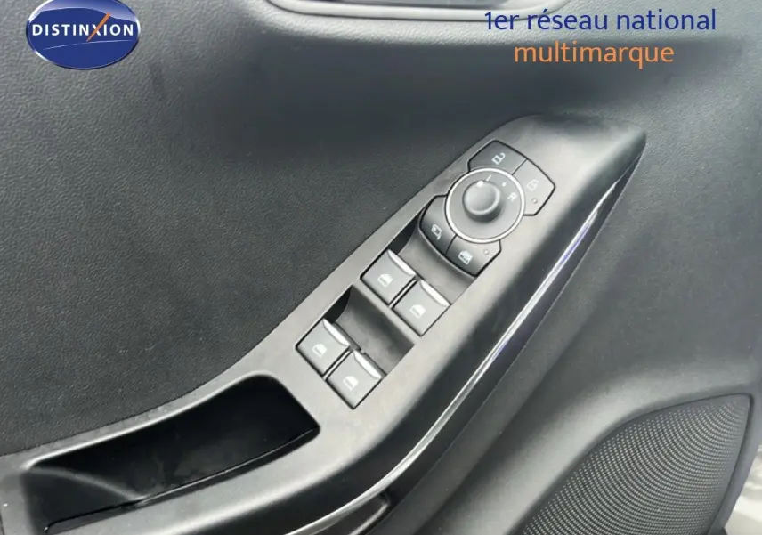 Gros plan sur la commande des vitres et rétroviseurs côté conducteur d'une Ford Puma gris magnetic 2024.