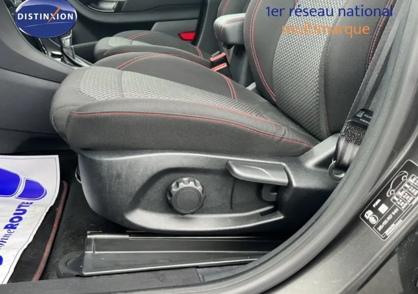Vue latérale côté gauche du siège avant tissu noir avec surpiqûres rouges du Ford Puma gris Magnetic Metal 2024.
